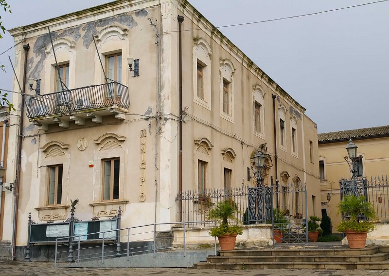 Chiuso municipio di Viagrande. Il sindaco: “Reali pericoli di crolli”