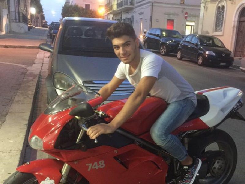 Si schianta contro un muro a bordo della sua moto: 17enne morto sul colpo