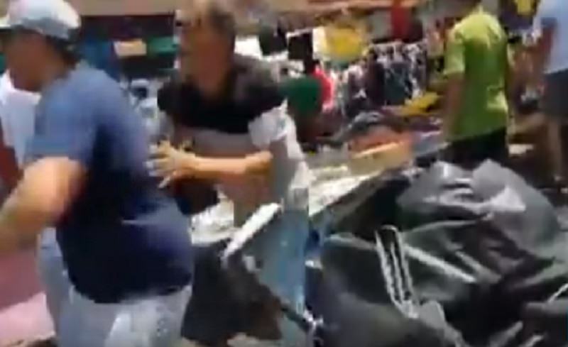 Ambulanti aggrediscono agenti in piazza Duomo: turisti sconvolti