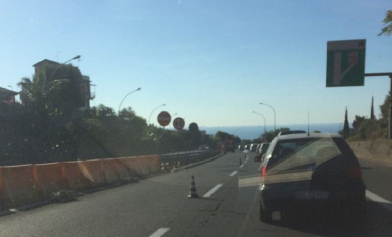 Tamponamento auto-scooter in viale Mediterraneo: paura e traffico in tilt