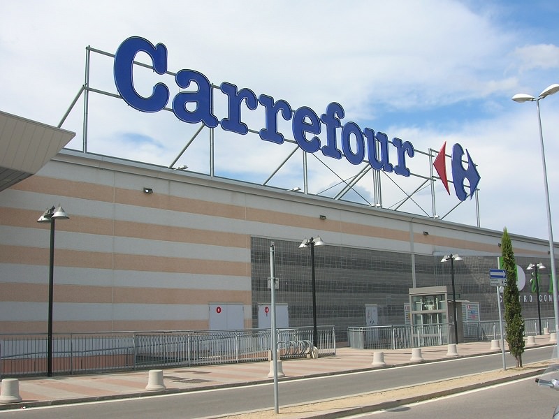 Palermo, tenta di rubare al Carrefour ma nella fuga inciampa e si rompe la gamba
