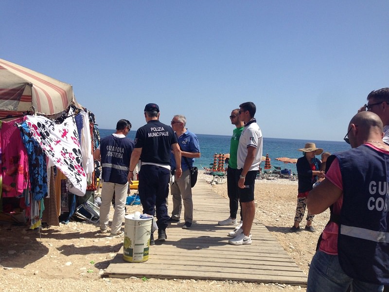 Commercio abusivo sulle spiagge, sequestrata merce per circa seimila euro