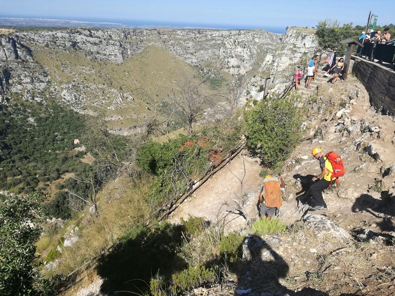Scivola e batte la testa su una roccia durante un’escursione: trasportato in ospedale