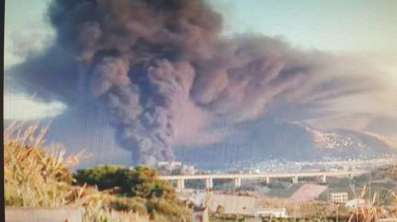 Alcamo “inghiottita” da una nube nera: deposito di rifiuti prende fuoco, si rischia disastro ambientale