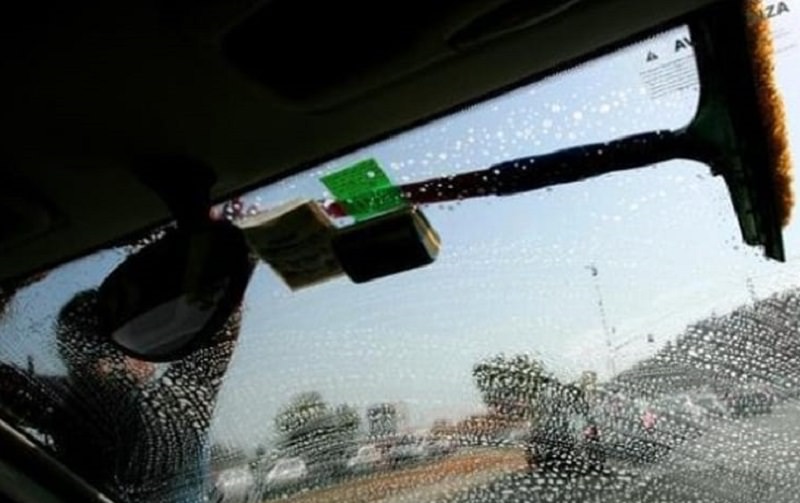 Choc a Catania, automobilista colpito al volto da lavavetri in via Vincenzo Giuffrida: “Segnale allarmante”