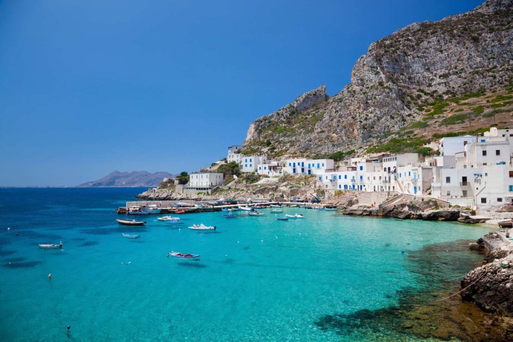 Si butta in mare e non riemerge più: morto nelle acque delle Eolie