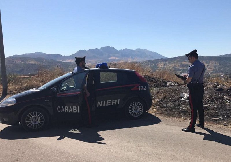 Misilmeri, sorpresi a bruciare matasse di rame in campagna: 3 arresti