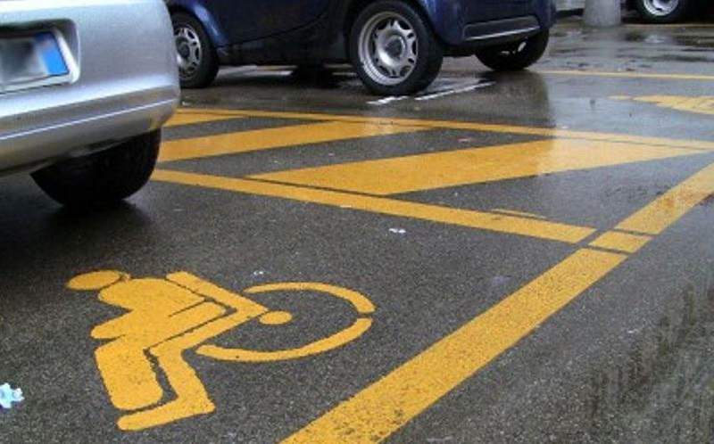 Madre parcheggia in un posto per disabili, anziano preso a pugni dal figlio 14enne: aveva chiesto di spostare l’auto
