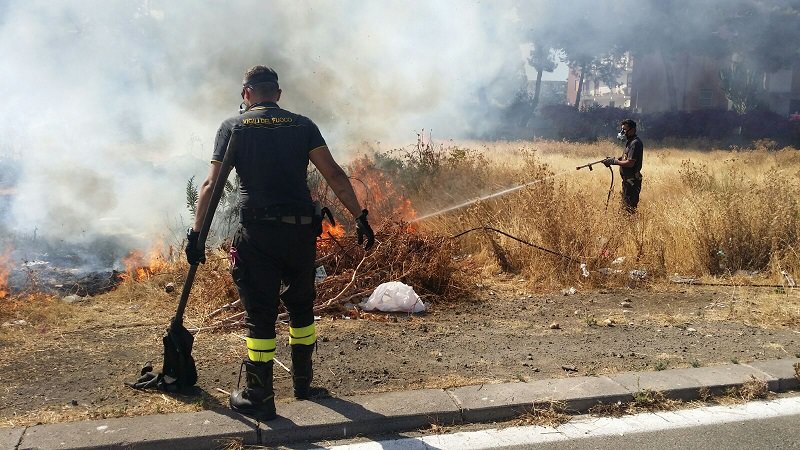 Sterpaglie in fiamme a Piano Tavola e nel quartiere Cibali: due interventi dei vigili del fuoco in poche ore