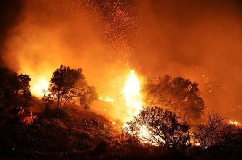 Viagrande brucia, Monte Serra ancora in fiamme: continua l’emergenza incendi nel Catanese