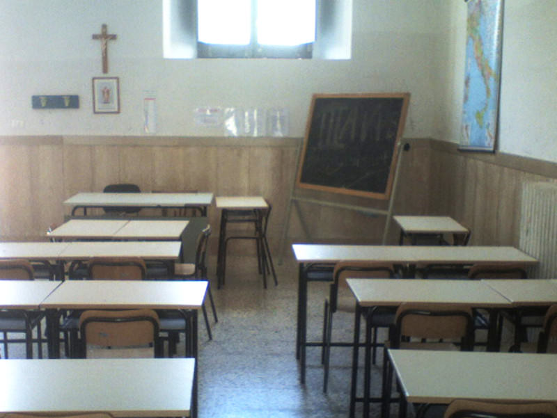 Palermo, presunti apprezzamenti a un’alunna di 15 anni: professore finisce nei guai