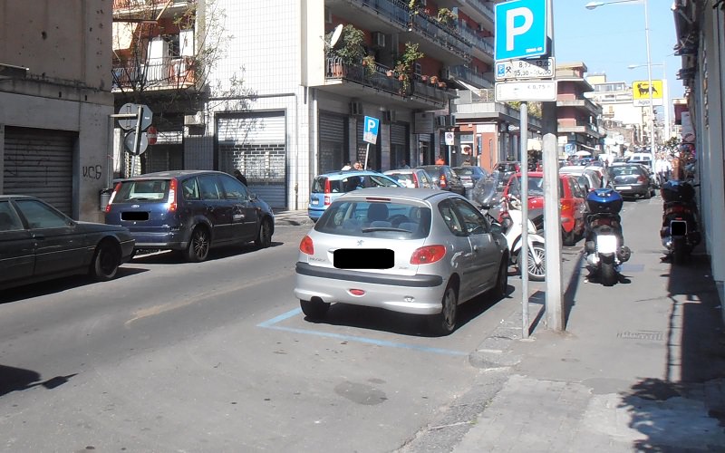 Asfalto pessimo, parcheggi selvaggi e abusivismo in via Duca degli Abruzzi, Campisi: “Intervenire subito”