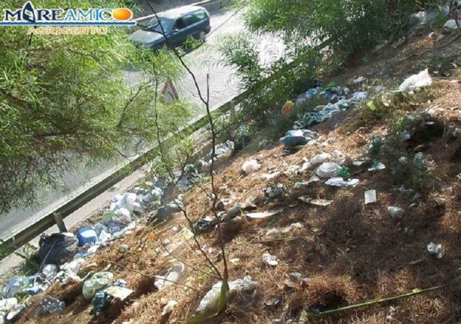 Porto Empedocle, grossi cumuli di spazzatura lungo la SS 115