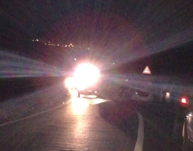 Incidente nei pressi di Aci Castello: auto si ribalta, traffico paralizzato