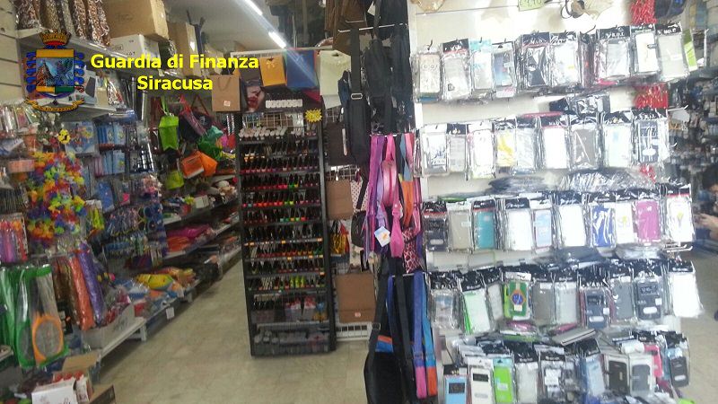 Prodotti non sicuri pronti ad essere venduti: “smantellati” negozi cinesi nel Siracusano