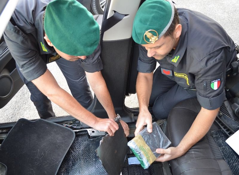 Spaccio di droga nel Nisseno: blitz della Guardia di Finanza