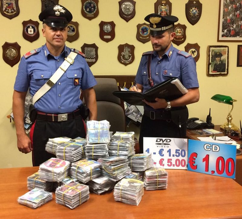 Sequestrati oltre 900 cd e dvd contraffatti al mercato rionale, scattano le denunce per ricettazione e pirateria
