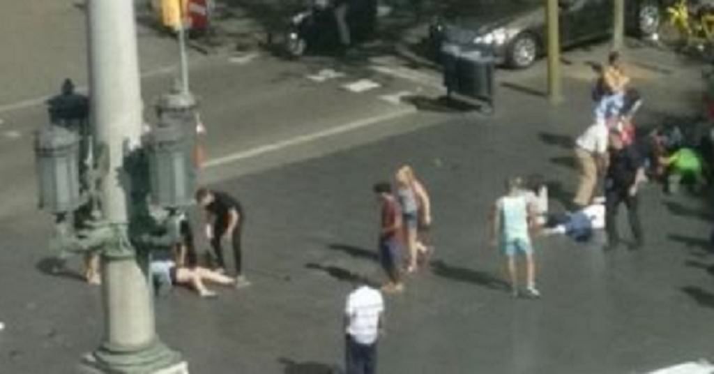 Attentato a Barcellona, furgone sulla folla: decine di morti e feriti