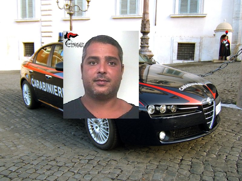 Disturbano gli ospiti del lido e il bagnino gli sequestra la palla, il padre lo aggredisce