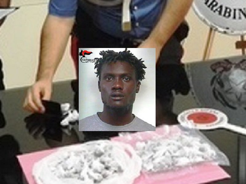 Beccato dai carabinieri mentre cede marijuana a un tunisino: per lui i domiciliari