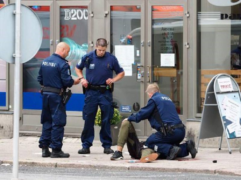 Tutta l’Europa nel mirino dei terroristi: nuovo attacco in Finlandia e in Germania, attentatori accoltellano i passanti al grido di “Allah Akbar”