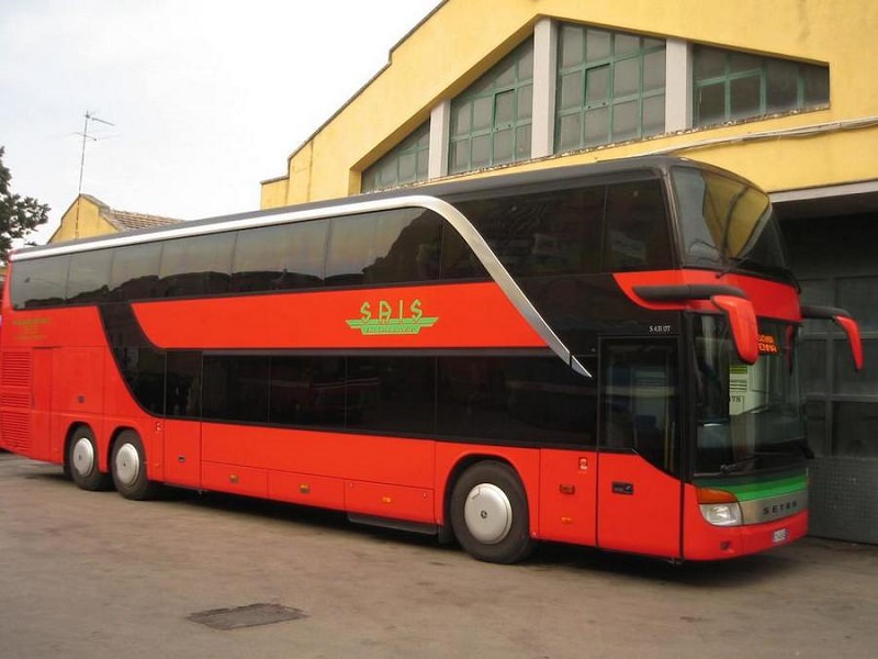 Perde oltre 4mila euro sul bus: autista li trova e li restituisce