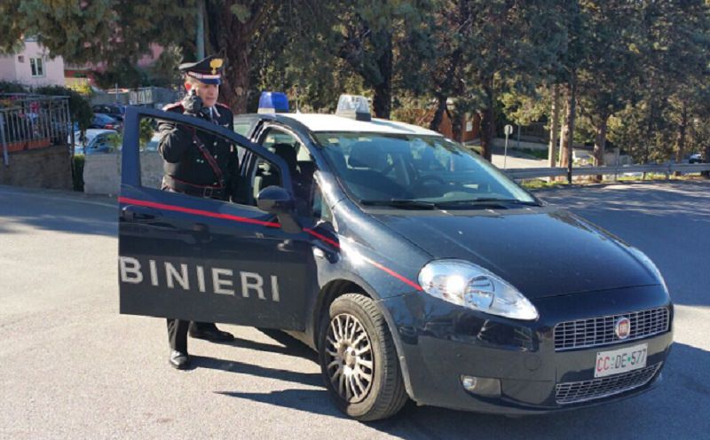 Cede una dose di marijuana, scappa, ma è braccato: finisce ai domiciliari