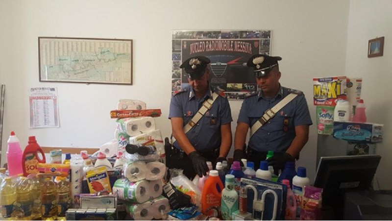 Scassinavano le auto e rubavano quello che vi era dentro: denunciati i “Bonnie e Clyde” dei centri commerciali Scassinavano le auto e rubavano quello che vi era dentro: denunciati i “Bonnie e Clyde” dei centri commerciali