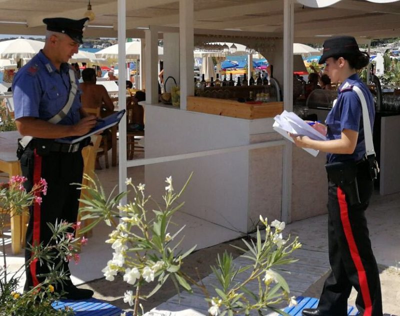 Fontane Bianche, 100 kg di pesce in cattivo stato e lavoratori irregolari: denuncia e sanzioni per un albergatore
