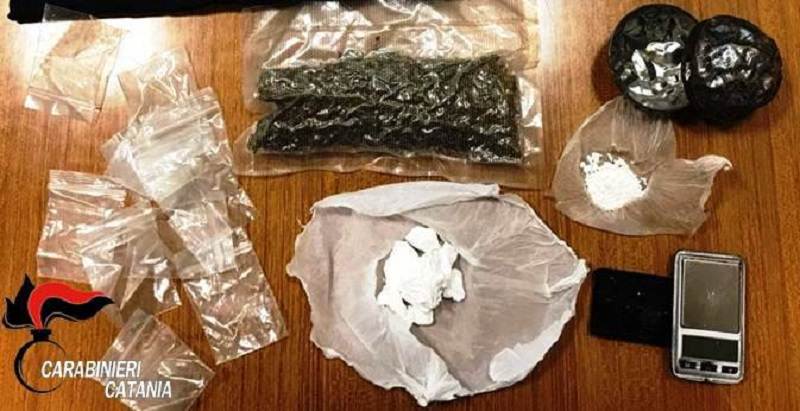 Si “reinventano” pusher a domicilio e vengono trovati con marijuana e cocaina: 2 giovani arrestati nel Catanese