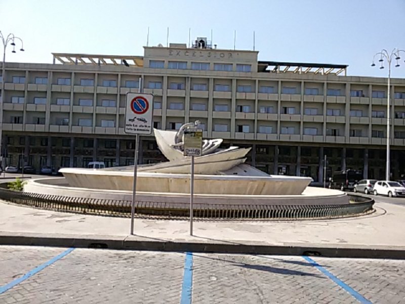 Il “naufragio” nell’incuria della fontana dei Malavoglia in piazza Verga
