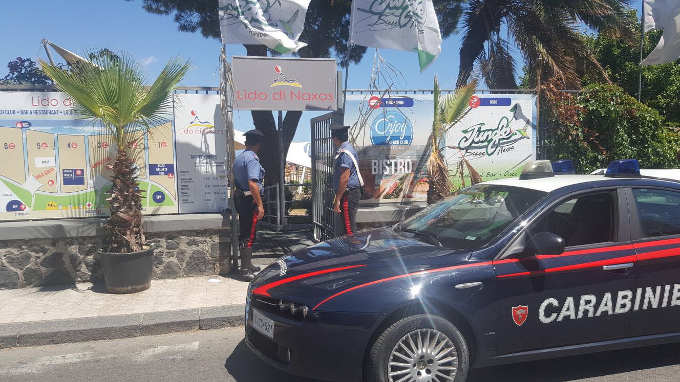 Furto al Lido di Naxos: beccati in flagrante 6 giovani e 2 minori