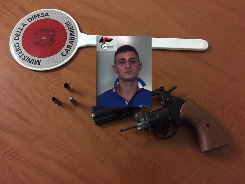 Si apposta sotto casa del “rivale” e gli spara: arrestato 21enne