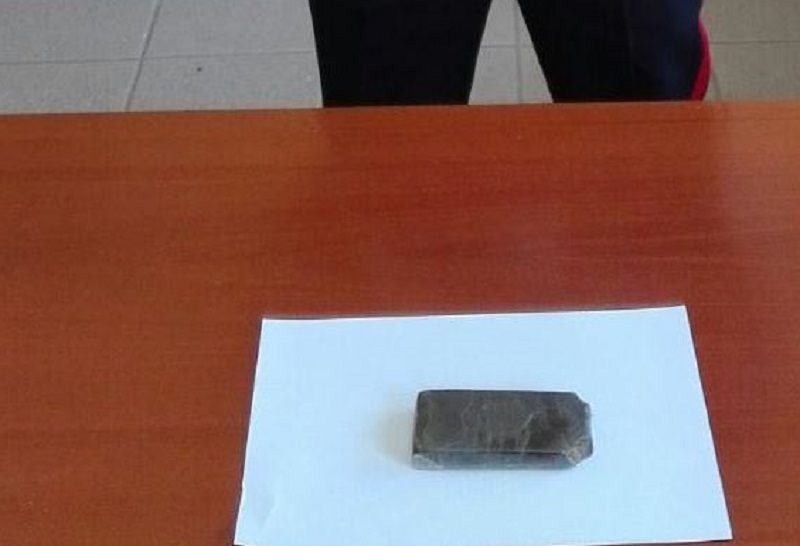 Hashish nel reggiseno: arrestata giovane donna