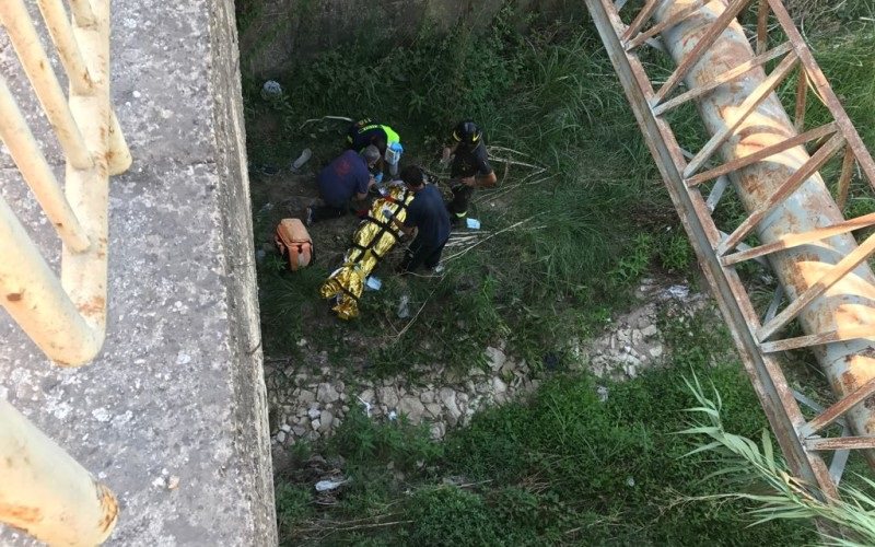 Cade da un ponte: soccorso dai vigili del fuoco, viene trasportato d’urgenza in ospedale