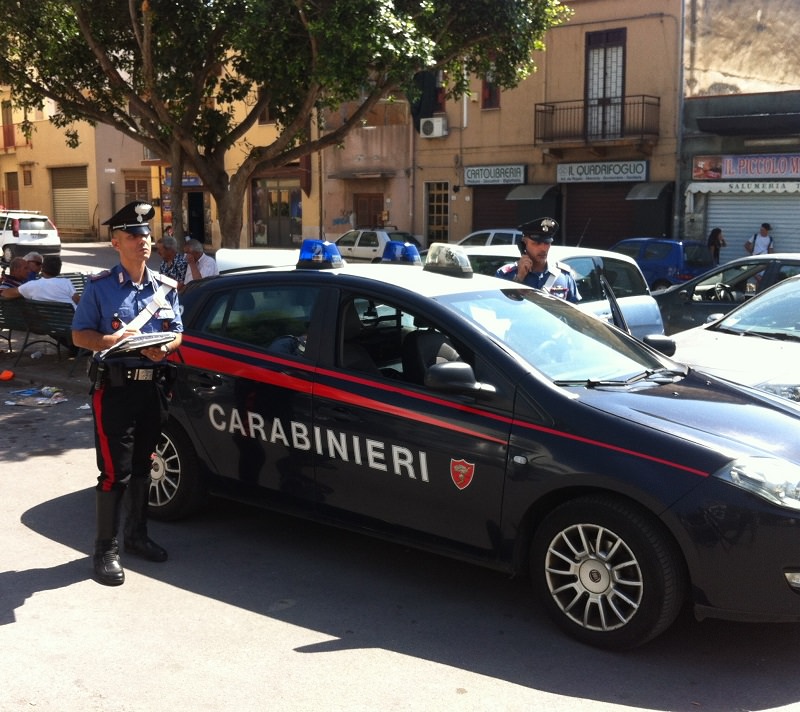 Rientra dalla piscina con 2 ore di ritardo, i carabinieri lo arrestano per evasione