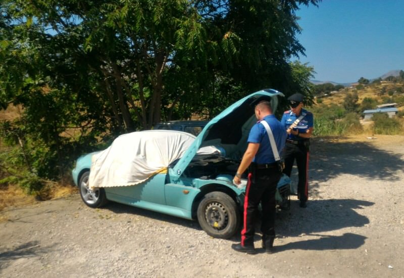 Meccanica e carrozzeria: possedevano un deposito di auto rubate. Denunciata la “coppia dello sfascio”