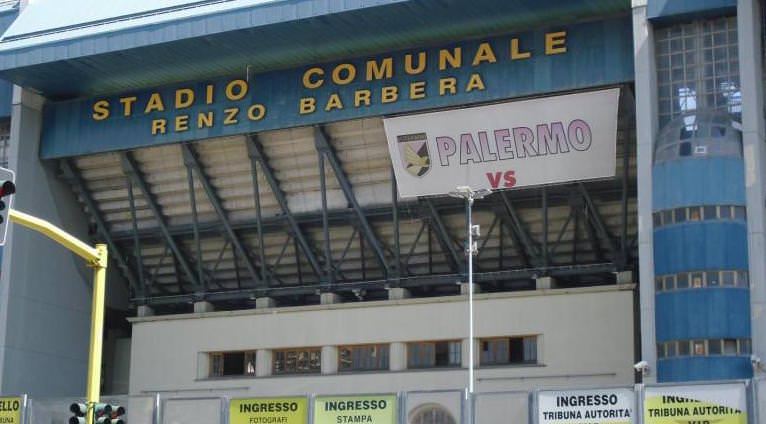 Palermo, incendiato nella notte botteghino del “Renzo Barbera”: un episodio che non lascia stupiti