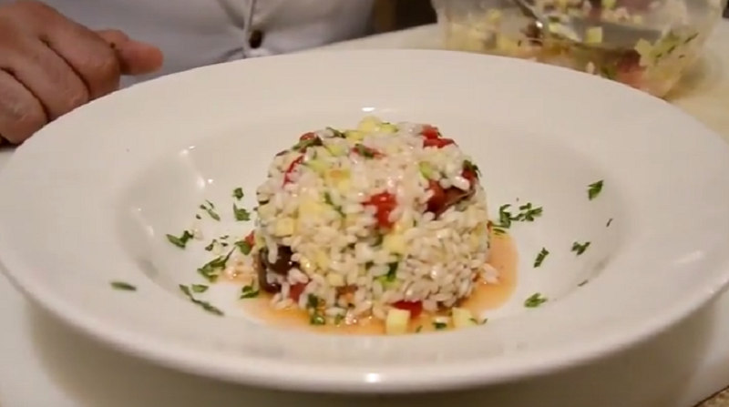 Insalata di riso fredda con pomodorino, zucchine e olive taggiasche