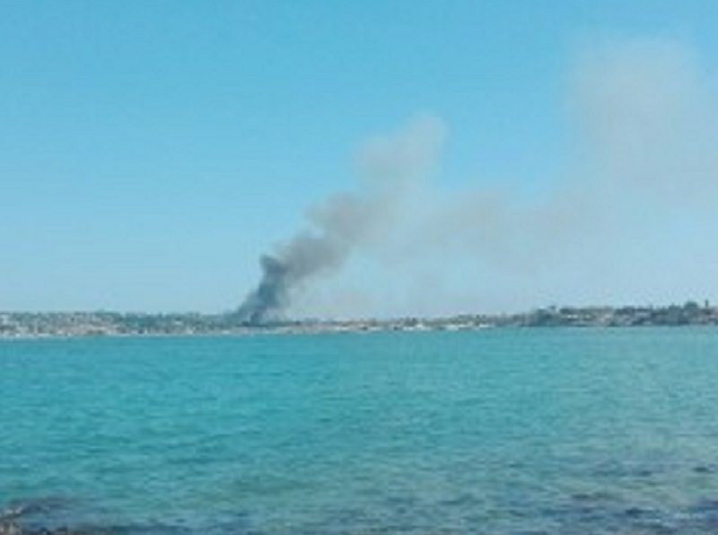 Siracusa, ampio terreno in contrada Isola prende fuoco