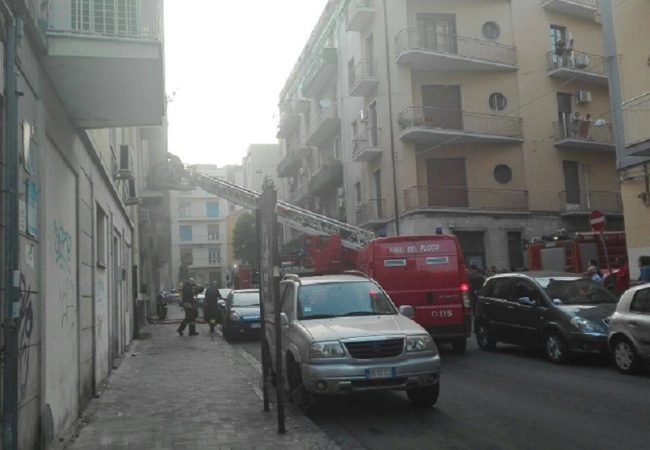Fiamme in una palazzina di via Coviello: tanta paura ma nessuna vittima