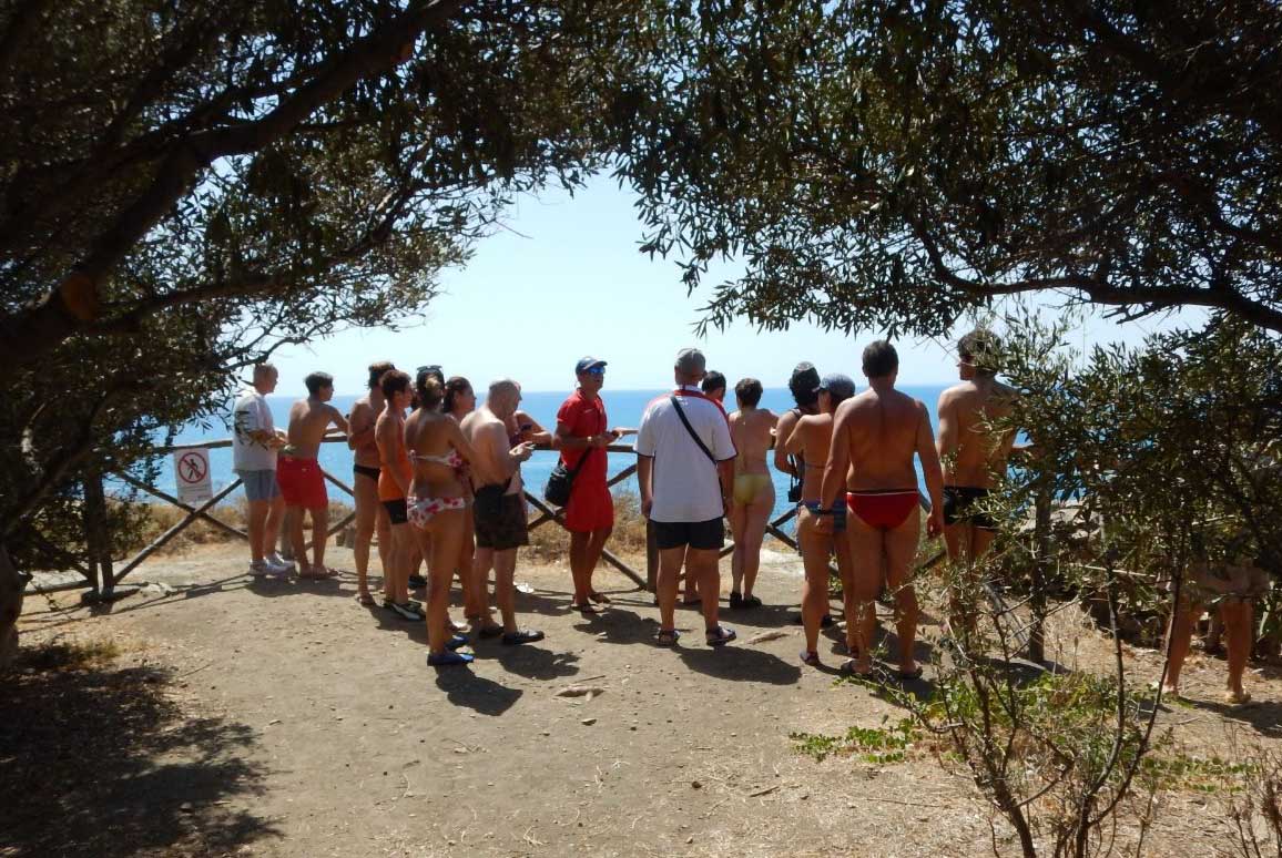 Visitatori scoprono a Ferragosto l’Isola Lachea e la riserva di Villasmundo