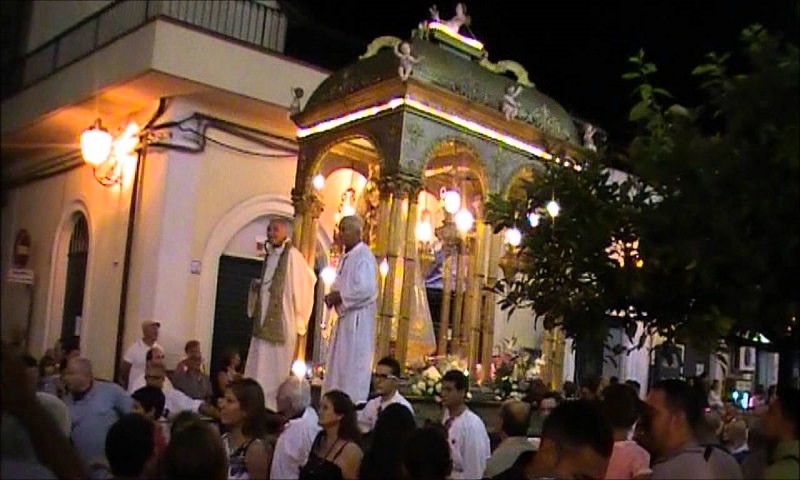 Paura durante la festa per la Madonna della Catena: fercolo investe il sindaco
