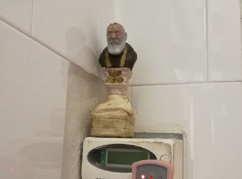 Risparmiano sulla corrente elettrica “grazie” a Padre Pio: denunciati due commercianti