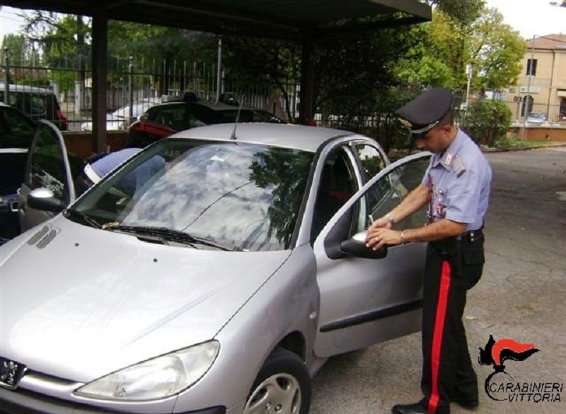 “Truffa dello specchietto” ai danni di un 60enne: denunciata una giovane coppia