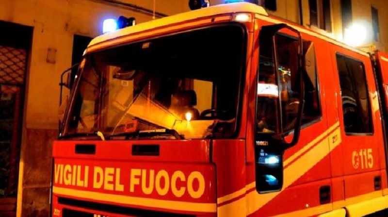 Paura a Palermo, autocompattatore dell’immondizia prende fuoco: intervengono i vigili del fuoco