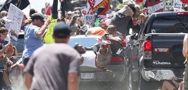 Strage a Charlottesville, auto su corteo e cade elicottero: tre morti e 35 feriti