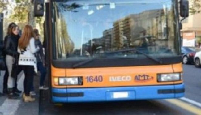 Catania, paura sul bus 443: uomo disabile con pistola giocattolo crea il panico