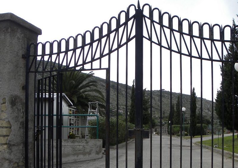 Menfi, indignazione al cimitero: cancello chiuso dopo i funerali