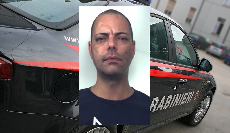 È agli arresti domiciliari, ma esce e aggredisce un tunisino con un coltello